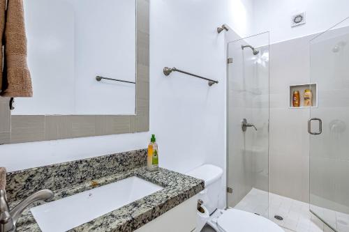 een badkamer met een douche, een toilet en een wastafel bij Jr Suite 5 - Playa Arcangel in Rosarito