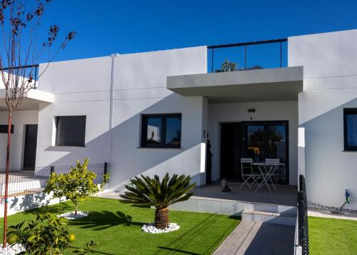 een wit huis met een tuin ervoor bij Villa Lagarto - Denia El Verger in Denia