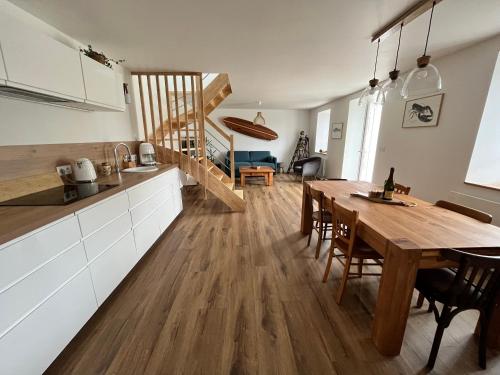 Il comprend une cuisine et une salle à manger avec une table en bois. dans l'établissement Kelerdutbay, accès direct à la mer, à Plouguerneau