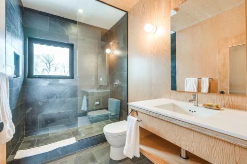 La salle de bains est pourvue d'un lavabo, de toilettes et d'un miroir. dans l'établissement Riverfront Montana Retreat - Deck, Fire Pit and Pond, à Silver Star