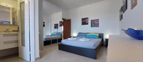 a small bedroom with a bed and a bathroom at Una finestra sul Golfo di Le Grazie in Le Grazie