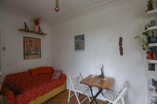 una camera con letto, tavolo e sedie di Cozy two-room apartment in Montreuil a Montreuil