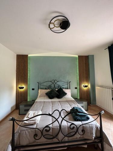 巴尼聖菲利波的住宿－La balena bianca house，一间卧室配有一张大床和黑色床头板