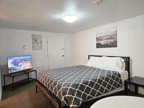 Una cama o camas en una habitación de Modern 1BR at Downtown