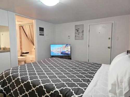 Una cama o camas en una habitación de Modern 1BR at Downtown
