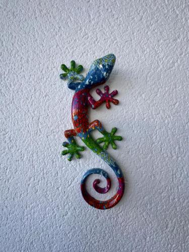 een beeldje van een slang op een muur bij Villa Lagarto - Denia El Verger in Denia