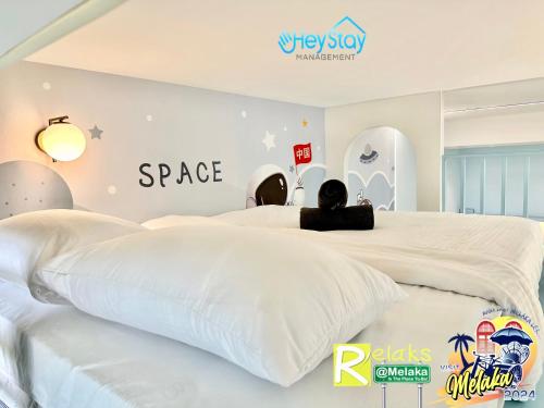 Katil atau katil-katil dalam bilik di Bali Residence Melaka By Heystay Management