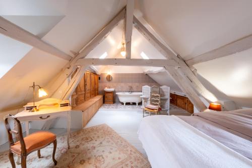 - une chambre mansardée avec 2 lits et une salle de bains dans l'établissement Le Clos Souvigny Centre ,15 min Parc Fédéral Lamotte CAUTION OBLIGATOIRE SWIKLY, à Souvigny-en-Sologne