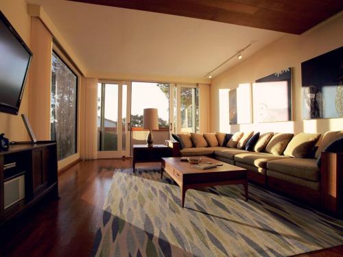 een woonkamer met een bank en een tafel bij Luxury Ocean view Bay view Home in San Diego