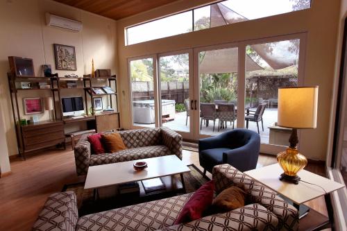 聖地牙哥的住宿－Luxury Ocean view Bay view Home，客厅配有两张沙发和一张桌子