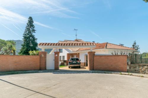 Foto Large 4-Bed Villa 10 guests, mountain and beach, at 30' from Barcelona & 10' from F1 Circuit 1