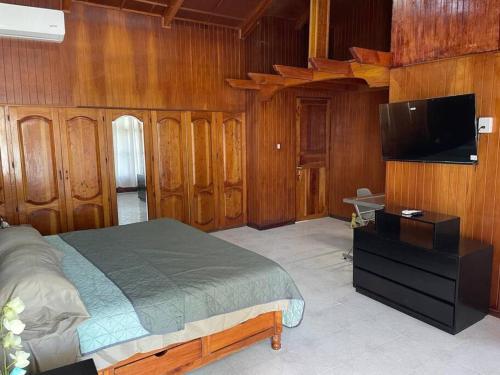 Tempat tidur dalam kamar di Alojamiento con 4 habitaciones Veracruz