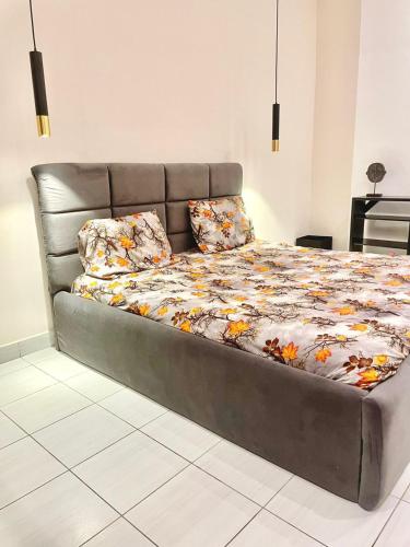 Cette chambre comprend un grand lit avec un cadre de lit. dans l'établissement Luxe Cadjehoun, à Cotonou