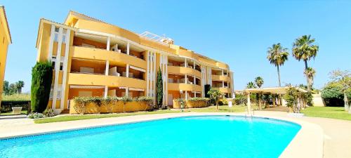 een hotel met een zwembad voor een gebouw bij Apartamento Mediterráneo by DENIA COSTA in Denia