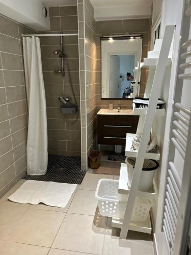 une salle de bain avec douche et lavabo dans l'établissement APPARTEMENT Résidence RIVES D'EDEN, à Sainte-Maxime
