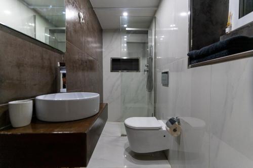 La salle de bains est pourvue d'une baignoire, de toilettes et d'une douche. dans l'établissement Ta Cetta, à Il-Furjana