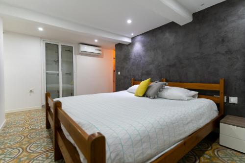 1 dormitorio con 1 cama grande en una habitación en Ta Cetta en Floriana