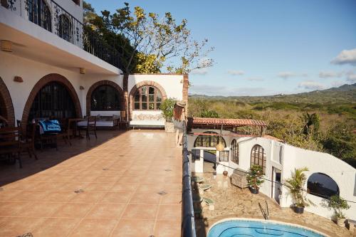 Beachside stay at Villa ViYarte في سان خوان ديل سور: اطلالة خارجية على منزل به مسبح