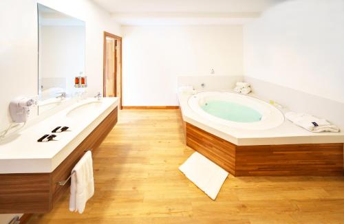 a large bathroom with a tub and a sink at LP Equipetrol in Santa Cruz de la Sierra
