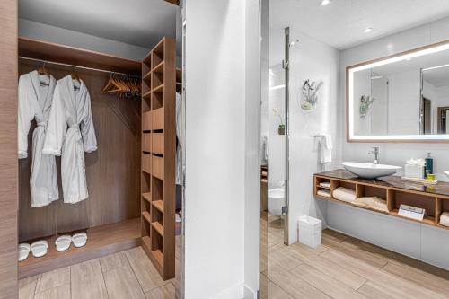 een badkamer met een wastafel en een spiegel bij Hilton at Resorts World Bimini in Alice Town