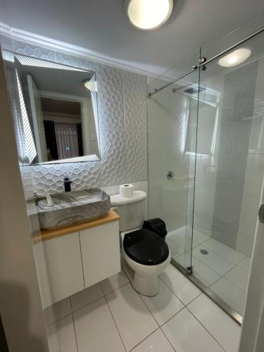 een badkamer met een toilet en een glazen douche bij Lili’s room in Quito