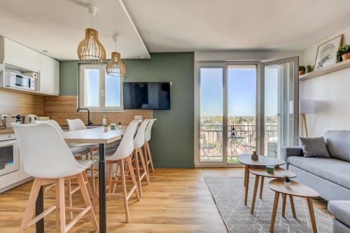 une cuisine et un salon avec une table et des chaises dans l'établissement Sunset Duplex - Grand-Rond, Jardin des plantes, centre-ville, 2 BDRs 60m2, AC, Netflix - T3 60m2 avec clim, à Toulouse
