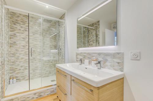 une salle de bain avec un lavabo et une douche dans l'établissement Sunset Duplex - Grand-Rond, Jardin des plantes, centre-ville, 2 BDRs 60m2, AC, Netflix - T3 60m2 avec clim, à Toulouse