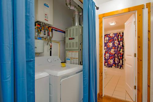 a laundry room with a washer and dryer at Couer d'Alene Charm in Coeur d'Alene