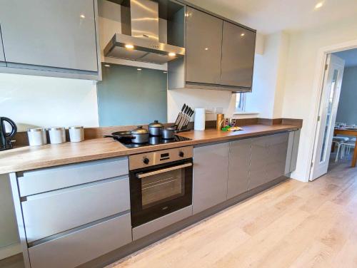 Η κουζίνα ή μικρή κουζίνα στο 3-Bed, Sleeps 5, 3 Bath, Parking, WiFi