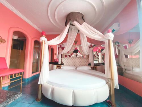 Katil atau katil-katil dalam bilik di Xangai Motel by Drops