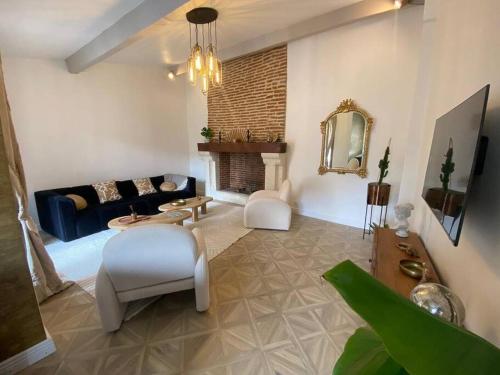 a living room with a couch and a fireplace at Bel appartement cœur de ville avec terrasses in Cahors