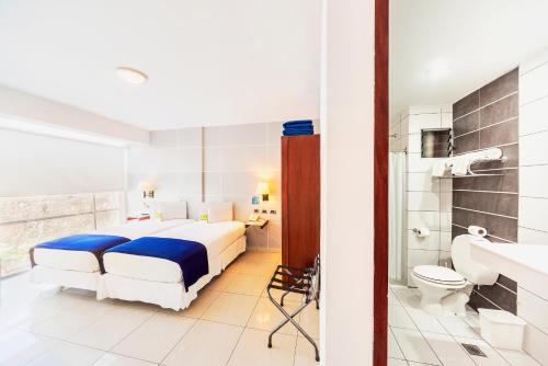 una camera d'albergo con letto e bagno di Hotel LP Santa Cruz Centro a Santa Cruz de la Sierra