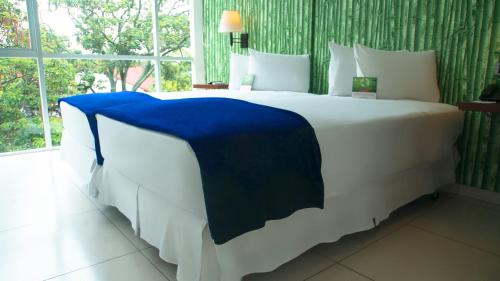 Letto o letti in una camera di Hotel LP Santa Cruz Centro