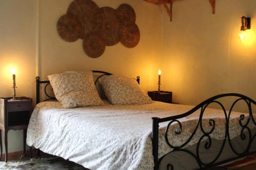 1 dormitorio con 1 cama con 2 almohadas en Andriaccia, en Aullène
