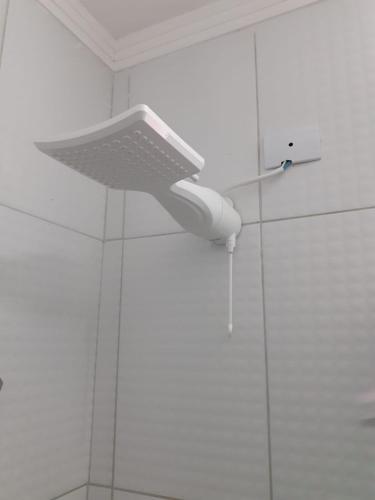 ein Duschkopf an der Wand eines Badezimmers in der Unterkunft Confiance Hotel in Crateús