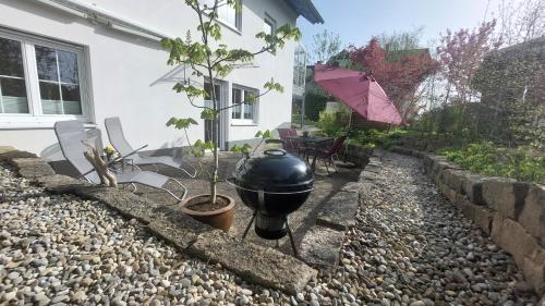 una grande griglia seduta sul lato di una casa di Ferienwohnung Mutz a Sigmarszell