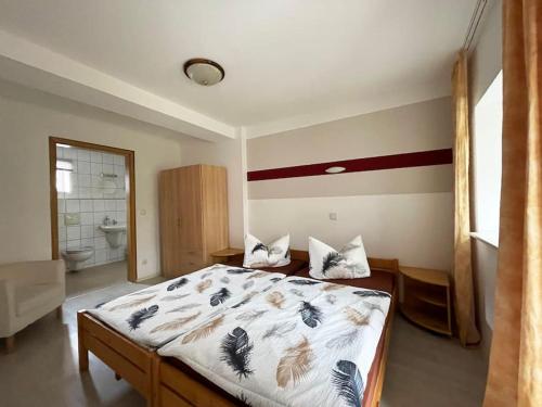1 dormitorio con 1 cama grande y baño en Gemütliche Wohnung Landlust in See-Nähe, en Tauche