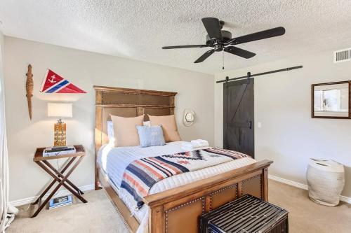 Schlafzimmer mit einem Bett und einem Deckenventilator in der Unterkunft The Wright Place Close To All Fireplace in Lakewood