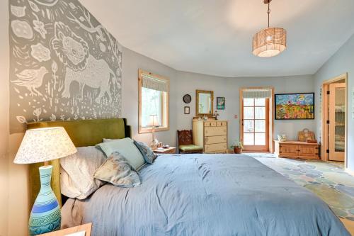 Säng eller sängar i ett rum på Enchanting Shelby Cottage on 12 Acres and Hot Tub!