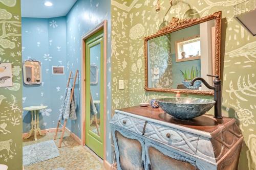 y baño con lavabo y espejo. en Enchanting Shelby Cottage on 12 Acres and Hot Tub!, en Shelby
