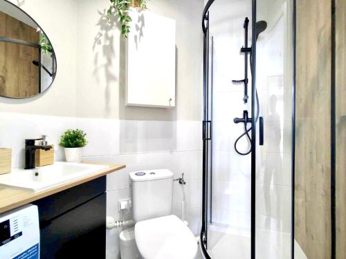 a bathroom with a toilet and a shower at Olivia Apartments - Słoneczny apartament w centrum Warszawy, Plac Unii Lubelskiej, Łazienki Królewskie, Pole Mokotowskie - 24h check-in in Warsaw