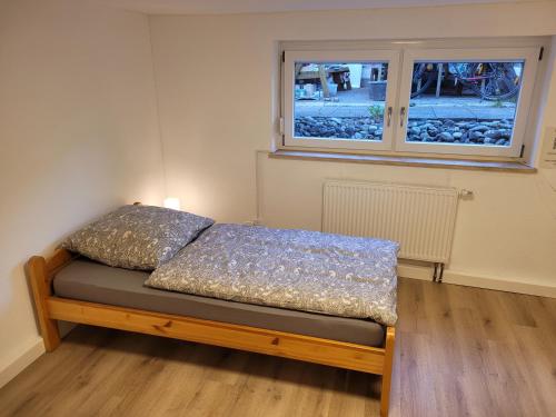 Tempat tidur dalam kamar di Monteur Apartment Schelklingen Biosphärenreservat