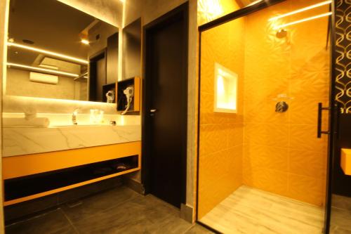 a bathroom with a tub and a sink and a mirror at Motel Deslize Limeira 1 in Limeira
