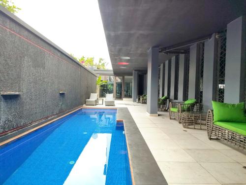 una piscina en medio de un edificio en MISIN GREEN Grandeur Two Bedroom Apartment, en Lagos