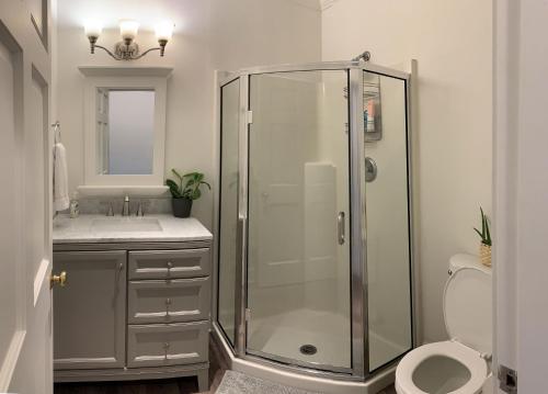 ein Bad mit einer Dusche, einem WC und einem Waschbecken in der Unterkunft Vashon Inn in Vashon