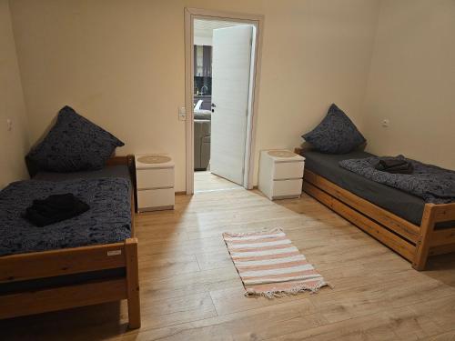 a room with two beds and a hallway with a mirror at Top Apartment Nähe Geilenkirchen, Heinberg und Übach Palenberg 90qm für 6 Personen in Geilenkirchen