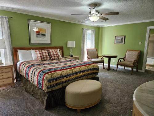 a bedroom with a bed and two chairs and a table at 6BR in Suburban area close to Freeway and Galeria in Memphis