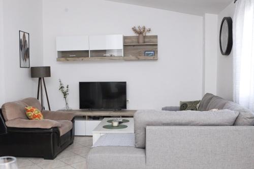 un soggiorno con due divani e una TV a schermo piatto di 3-Bedroom Apartment With Panoramic Bay Views a Kotor (Cattaro)