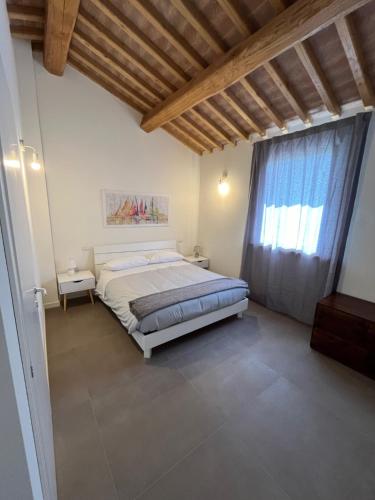 una camera con un grande letto e un soffitto in legno di Casa Stefano a Spoleto