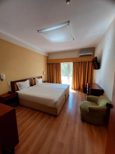 Ένα ή περισσότερα κρεβάτια σε δωμάτιο στο Petrus Hotel